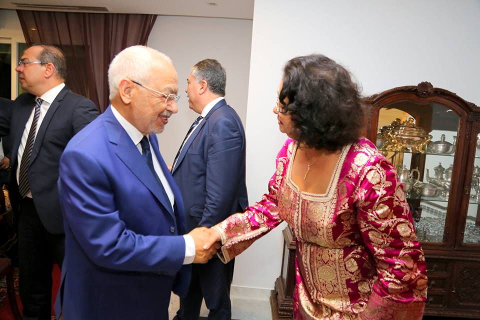 Poignée de main entre Rached Ghannouchi et l'ambassadrice du Maroc. 
