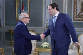 Poignée de main Béji Caïd Essebsi/ Youssef Chahed. 