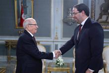Poignée de main Béji Caïd Essebsi/ Youssef Chahed. 