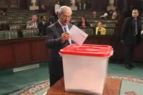 Mohamed Ennaceur, en train de glisser le bulletin dans l'urne lors du deuxième tour du scrutin. 