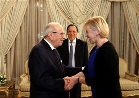 Poignée de main entre Béji Caïd Essebsi et Margot Wallström