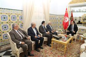 Chahed s'entretient avec une délégation d'Ennahdha conduite par Ghannouchi.