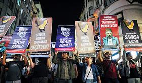 Une manifestation en Turquie contre une "intervention impérialiste" en Syrie. 
