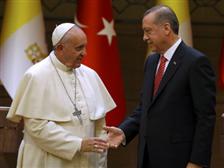 Le pape François en visite en Turquie rencontre Erdogan. 