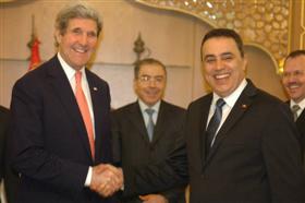 Poignée de main chaleureuse entre John Kerry et Mehdi Jomaâ. 