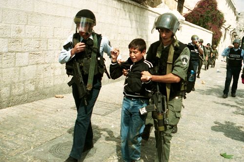 Des enfants arrêtés à al-Quds. 