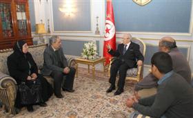 Béji Caïd Essebsi rencontre les familles de Sofiène et Nadhir. 