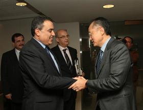 Mehdi Jomaâ avec le président du groupe de la Banque mondiale. 