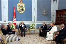 Béji Caïd Essebsi recevant des militants du mouvement national. 