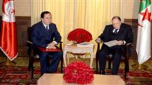 Abdelaziz Bouteflika reçoit un message de Béji Caïd Essebsi. 