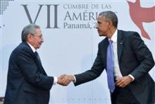 Poignée de main Barack Obama et Raul Castro. 