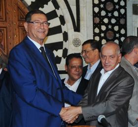 Poignée de main Essid/ Abassi en marge de la signature de l'accord de la fonction publique. 