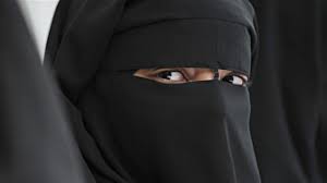 Le Niqab n'est pas toléré à l'école. 