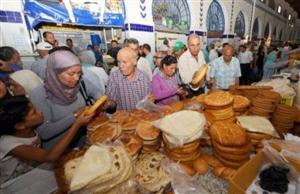 Les Tunisiens mettent leurs pendules à l'heure ramadanesque. 