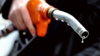 Hausse du prix de l'essence à la pompe. 