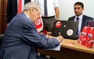 Beji Caid Essebsi dépose son dossier de candidature à la présidentielle. 