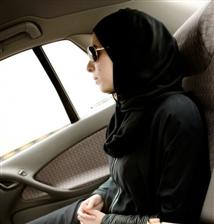 Une Saoudienne au volant de sa voiture. 
