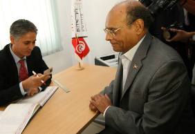 Moncef Marzouki déposant sa candidature auprès de l'ISIE