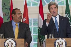 John Kerry avec le chef du gouvernement qatari lors d'une conférence de presse. 