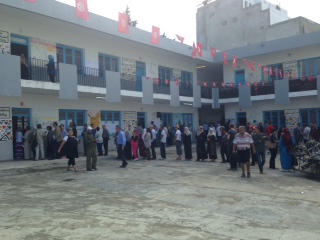 Photo :  Les Tunisiens votent nombreux à la banlieue Nord (Gnet)