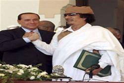 Mouammar Kadhafi et Silvio Berlusconi. 