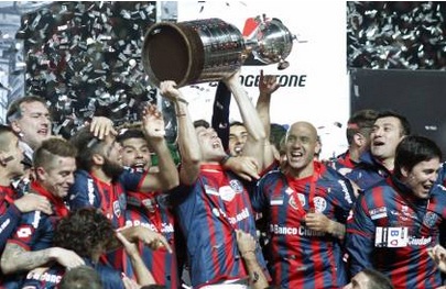 Les joueurs de San Lorenzo célèbrent leur trophée.