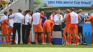 Les joueurs des Pays-Bas durant le premier cooling break de l'histoire du football face au MExique au Brésil