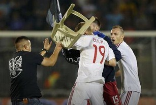 Un supporter serbe attaque des joueurs de l'Albanie