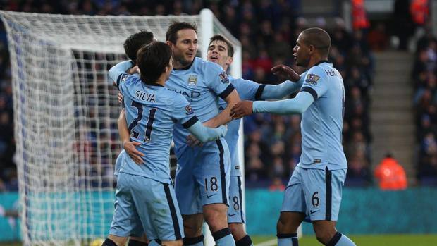 Les joueurs de Man Cuty félicitent Lampard, auteur du but victorieux face à Leicester