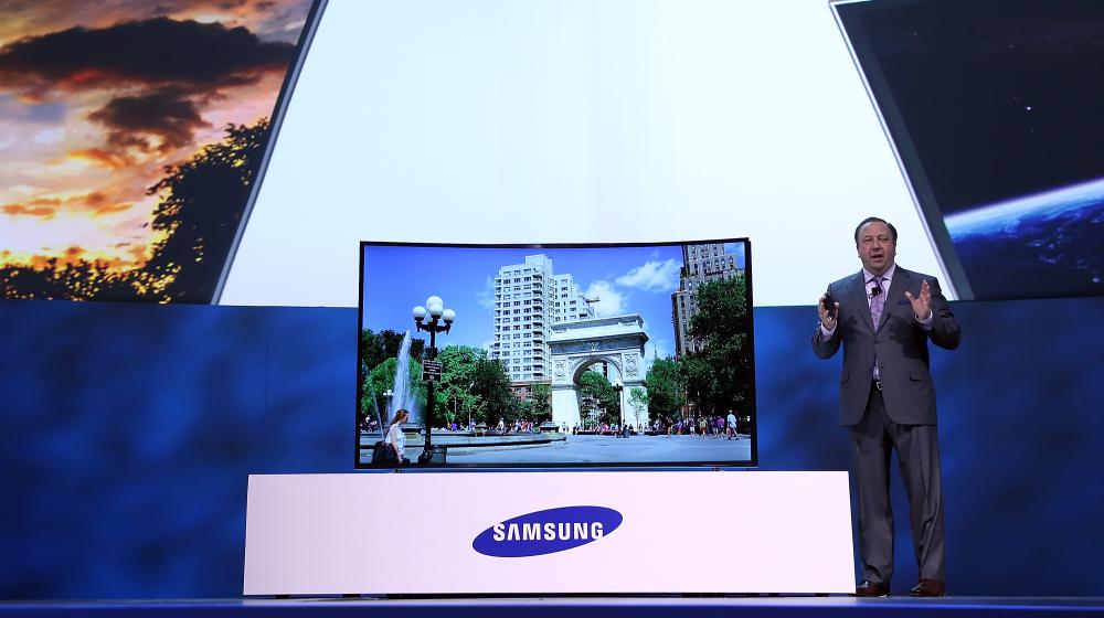 Le vice-président de Samsung Electronics présente une télévision de la marque lors d'une conférence de presse, le 6 janvier 2014 à Las Vegas (Etats-Unis)