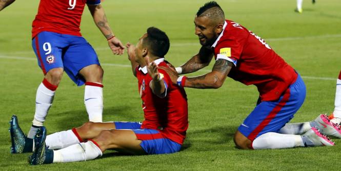 Alexis Sanchez, l'attaquant du Chili, célèbre son but contre le Brésil avec son coéquipier Arturo Vidal 