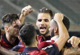 La joie des joueurs de Cagliari après leur victoire contre la Sampdoria