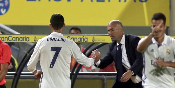 La poignée de main de Cristiano Ronaldo à Zinédine Zidane, son entraîneur, qui vient de lui préférer Lucas Vasquez (à dr.) à vingt minutes de la fin de Las Palmas-Real Madrid (2-2, 6e journée).