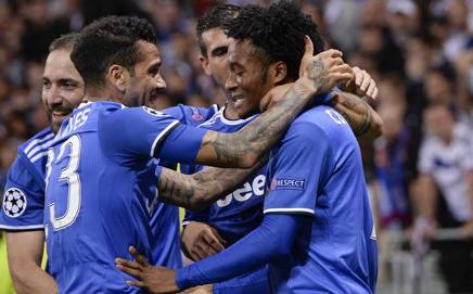 La joie des joueurs de la Juventus de Turin après le but de Cuadrado