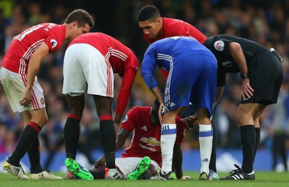 Eric Bailly à terre après sa blessure au genou contre Chelsea