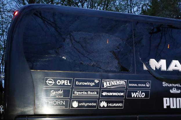 Les trois charges explosives ont fait volé en éclats des vitres du bus du Borussia. 
