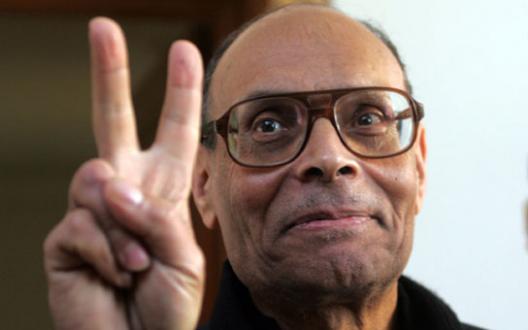 Moncef Marzouki, arborant le V de la victoire. 